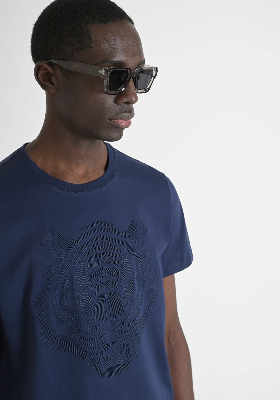 Antony Morato - KNITWEAR REGULAR FIT COTTON JERSEY T-SHIRT WITH TIGER PRINT / Navy - MMKS02463-FA100240-7132