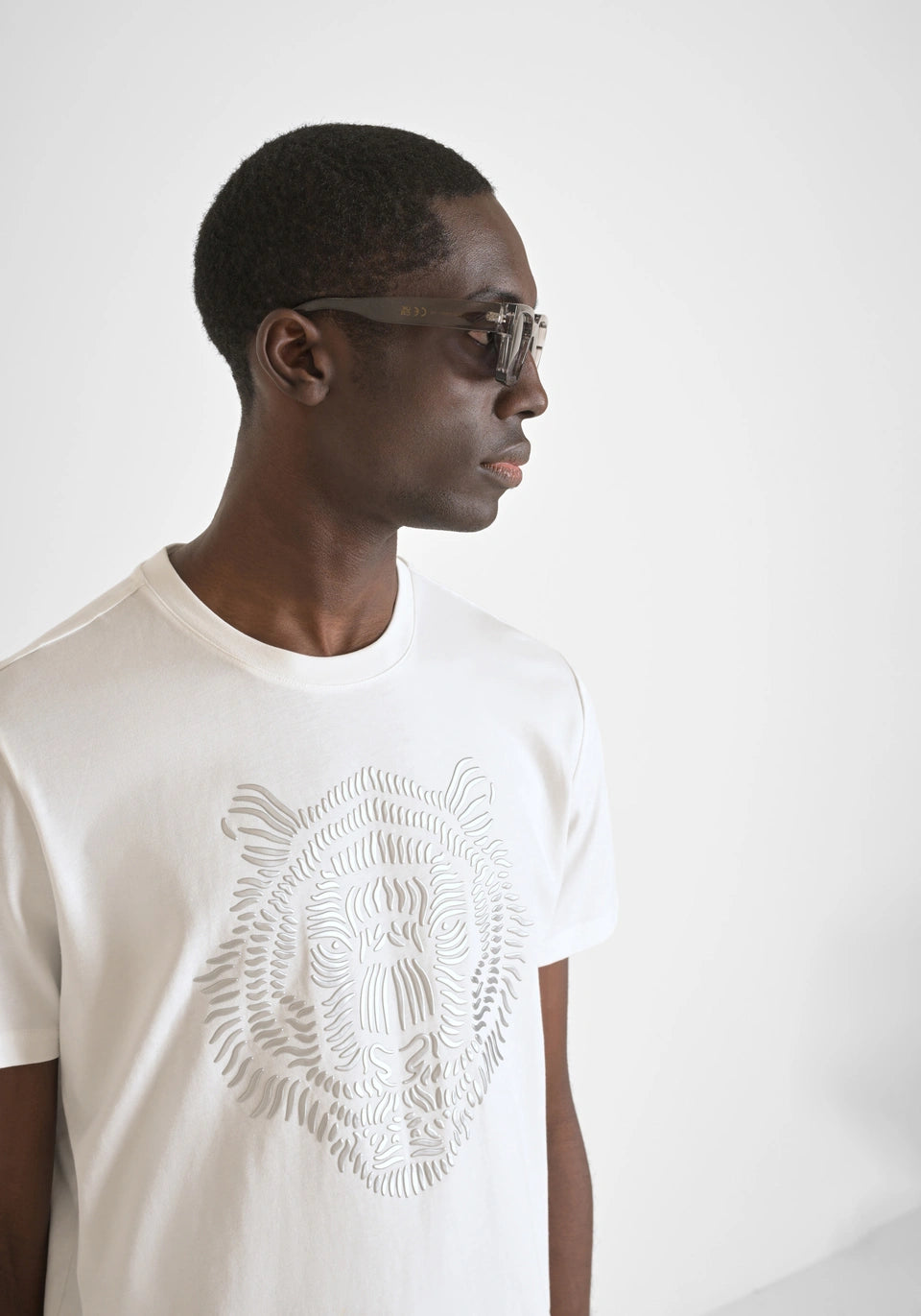 Antony Morato - JAKARTA - REGULAR FIT 100% COTTON JERSEY T-SHIRT WITH REFLECTIVE TIGER PRINT AND LOGO ON THE BACK / Cream - MMKS02482-FA100240-1011