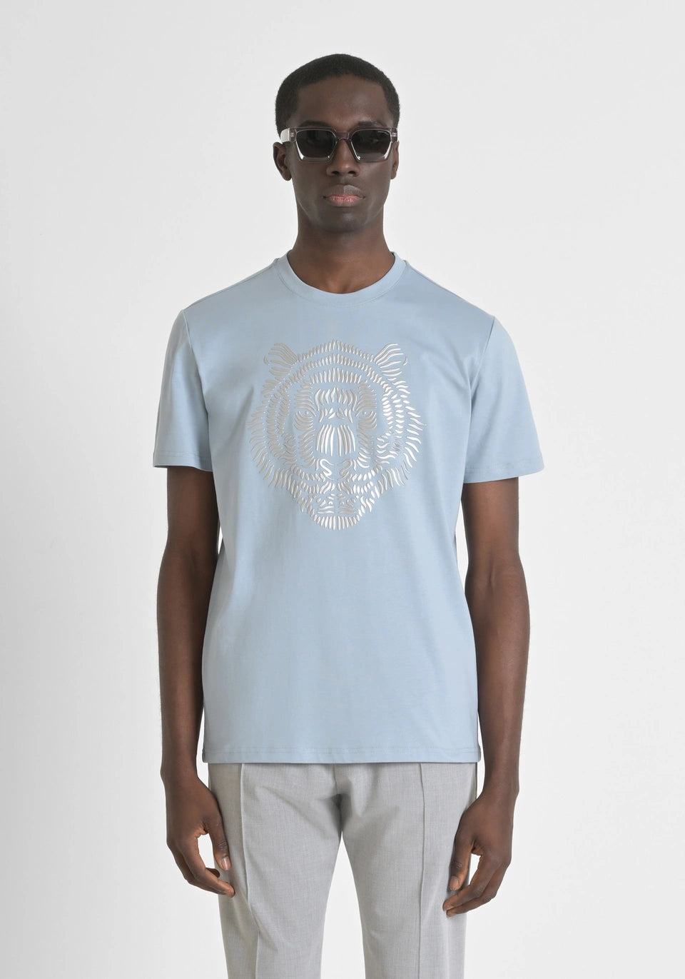 Antony Morato - JAKARTA - REGULAR FIT 100% COTTON JERSEY T-SHIRT WITH REFLECTIVE TIGER PRINT AND LOGO ON THE BACK / Sky- MMKS02482-FA100240-9000