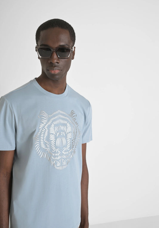 Antony Morato - JAKARTA - REGULAR FIT 100% COTTON JERSEY T-SHIRT WITH REFLECTIVE TIGER PRINT AND LOGO ON THE BACK / Sky- MMKS02482-FA100240-9000