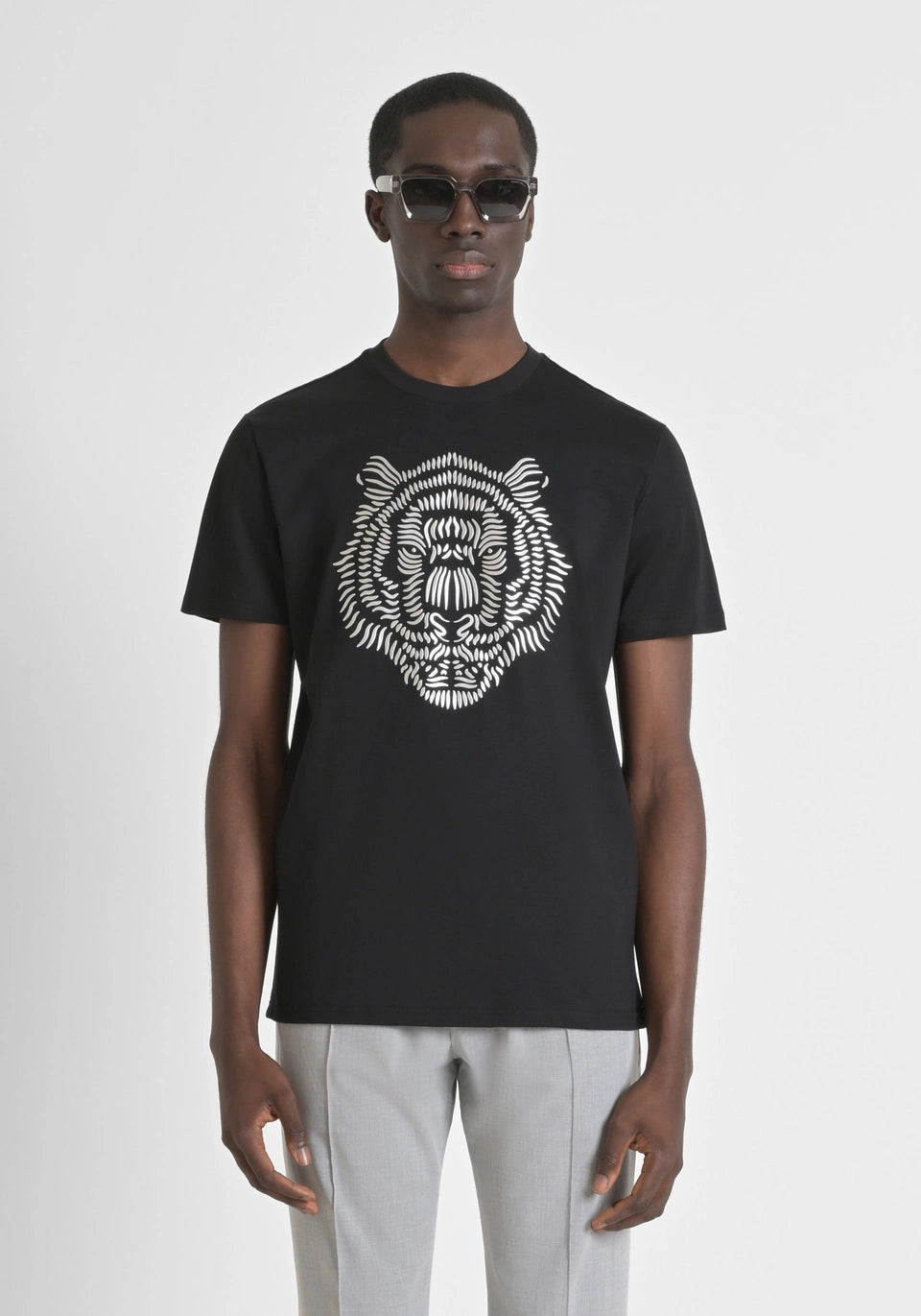 Antony Morato - JAKARTA - REGULAR FIT 100% COTTON JERSEY T-SHIRT WITH REFLECTIVE TIGER PRINT AND LOGO ON THE BACK / Black- MMKS02482-FA100240-9000