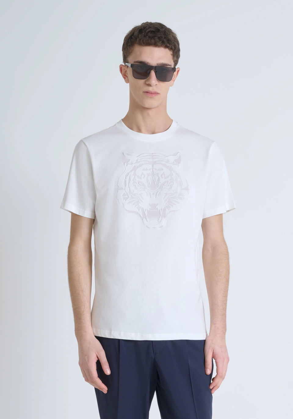 Antony Morato - HO CHI MINH - REGULAR FIT 100% COTTON JERSEY T-SHIRT WITH EMBOSSED TIGER PRINT/ Cream- MMKS02501-FA100240-1011