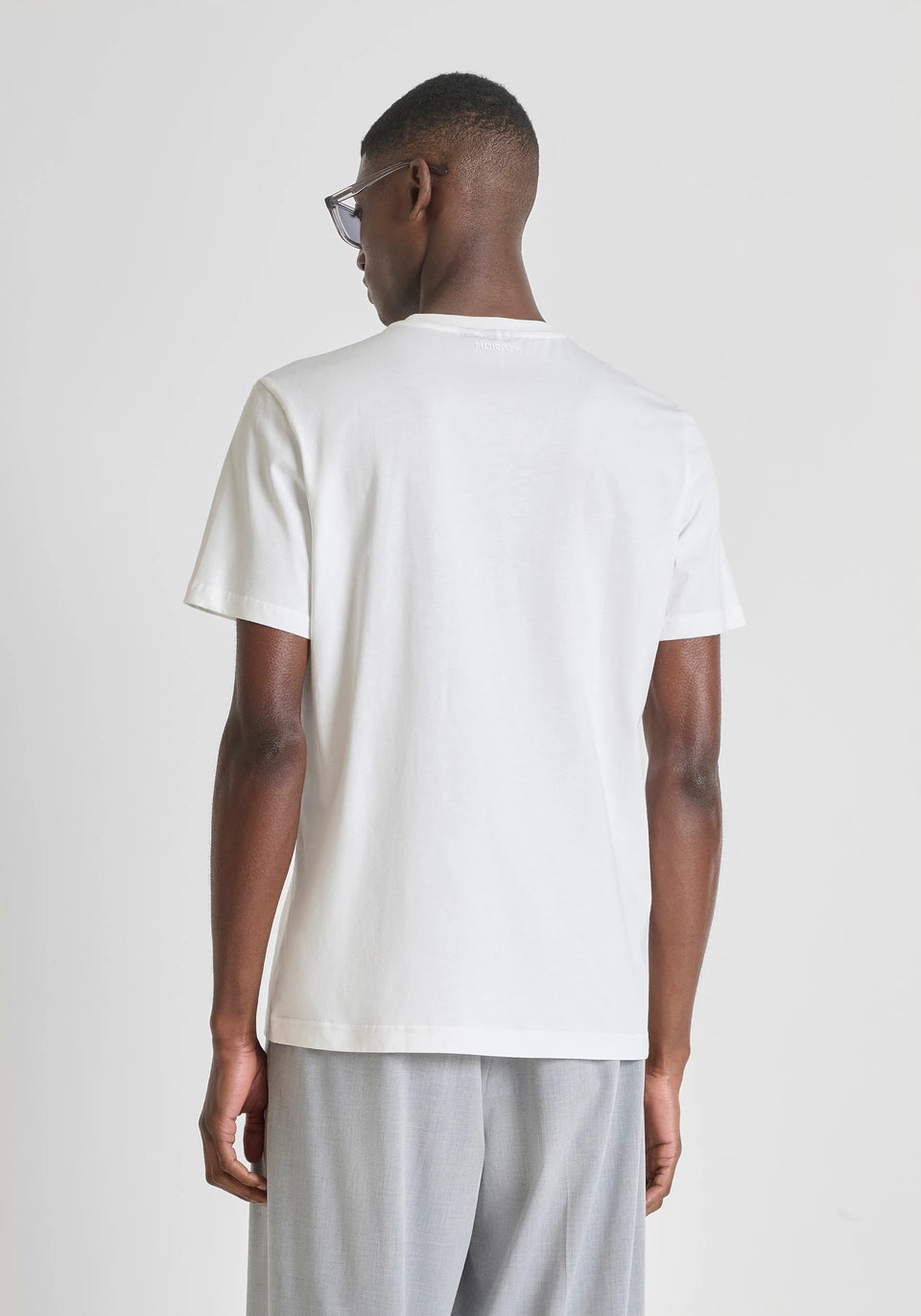 Clique Antony Morato cream regular-fit T-shirt with lightweight cotton jersey and printed design, front view.
