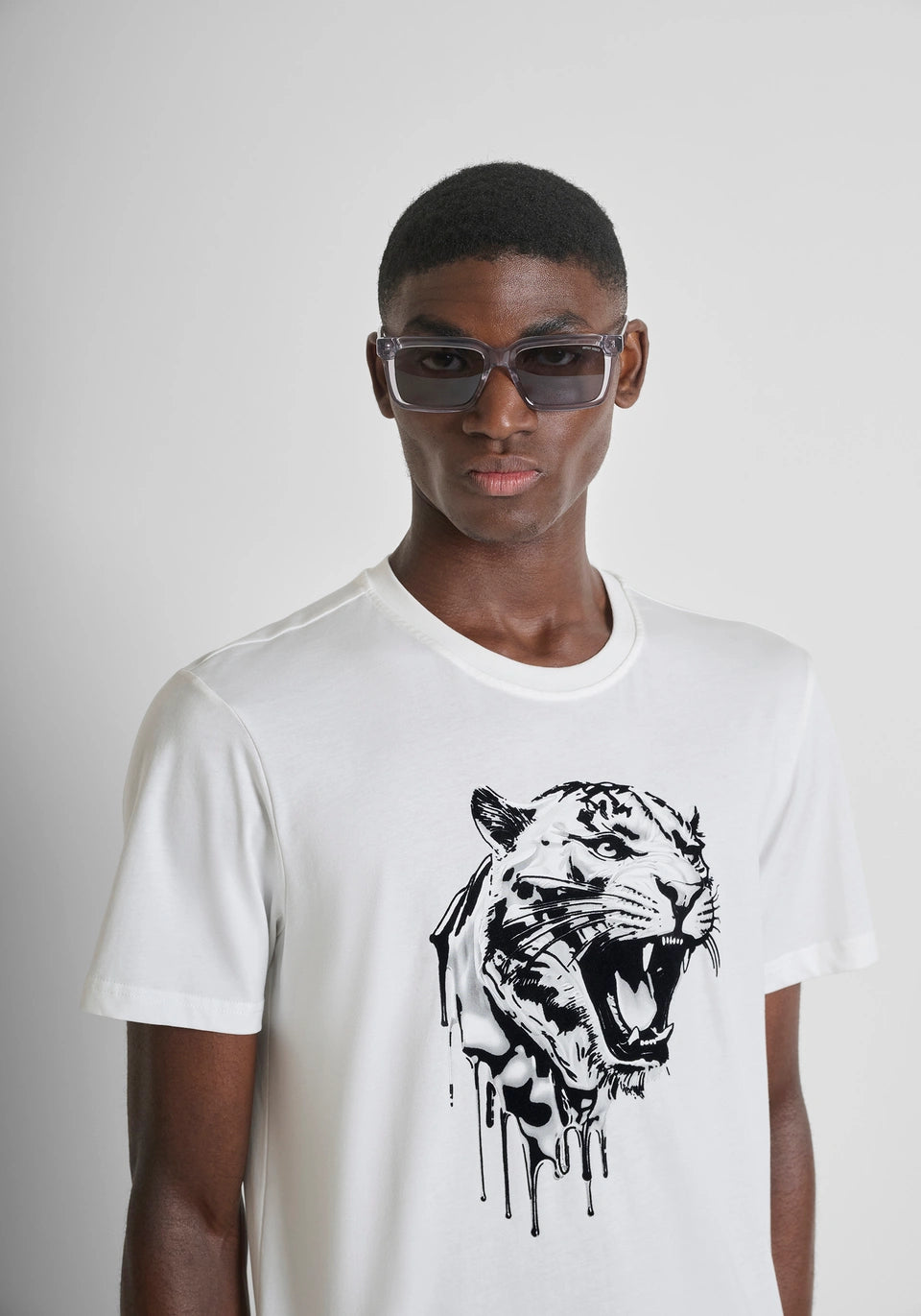 Clique Antony Morato regular-fit T-shirt in lightweight cotton jersey with a cream color and printed design.