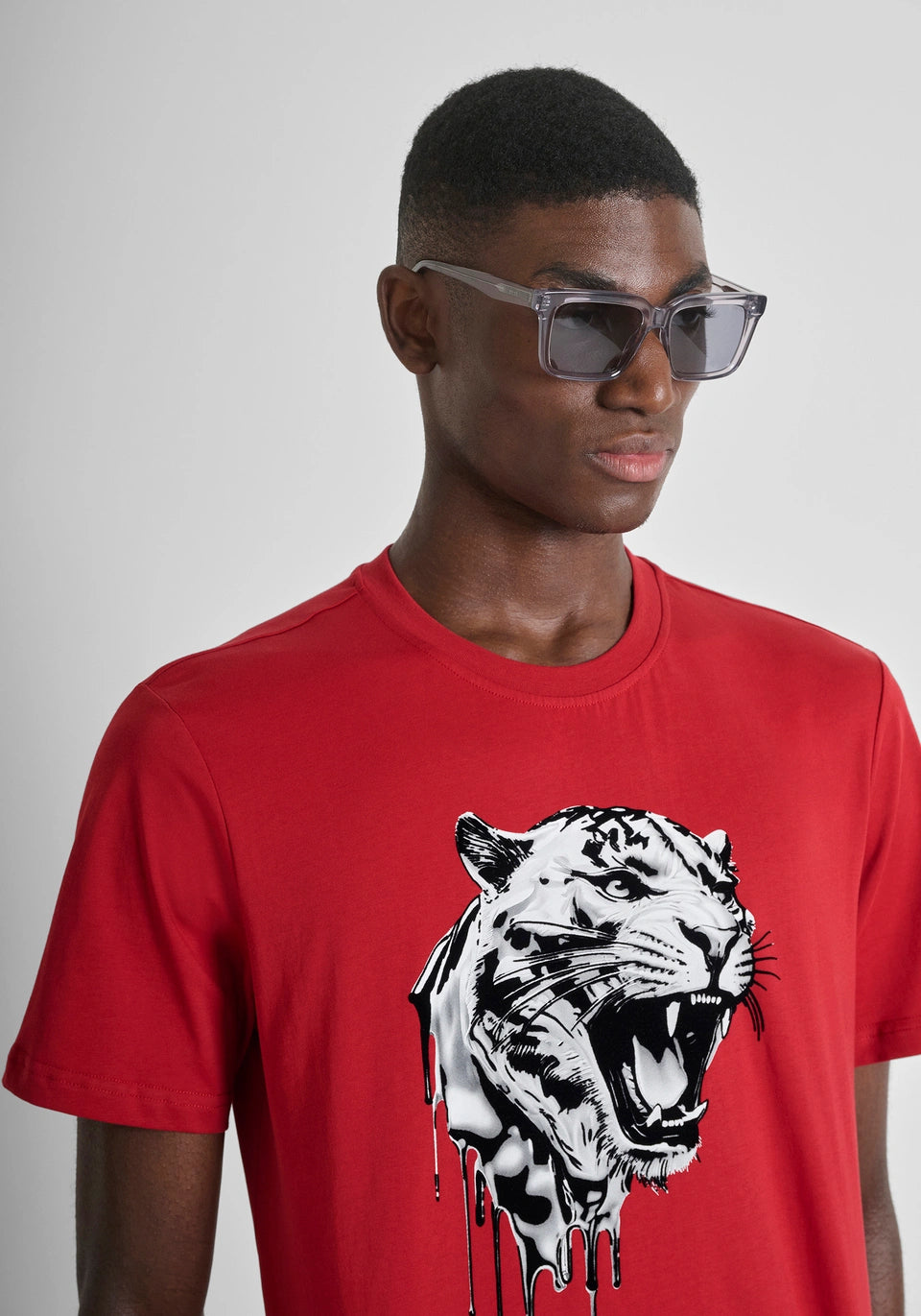 Clique Antony Morato cherry red regular-fit T-shirt with lightweight cotton jersey and printed design.