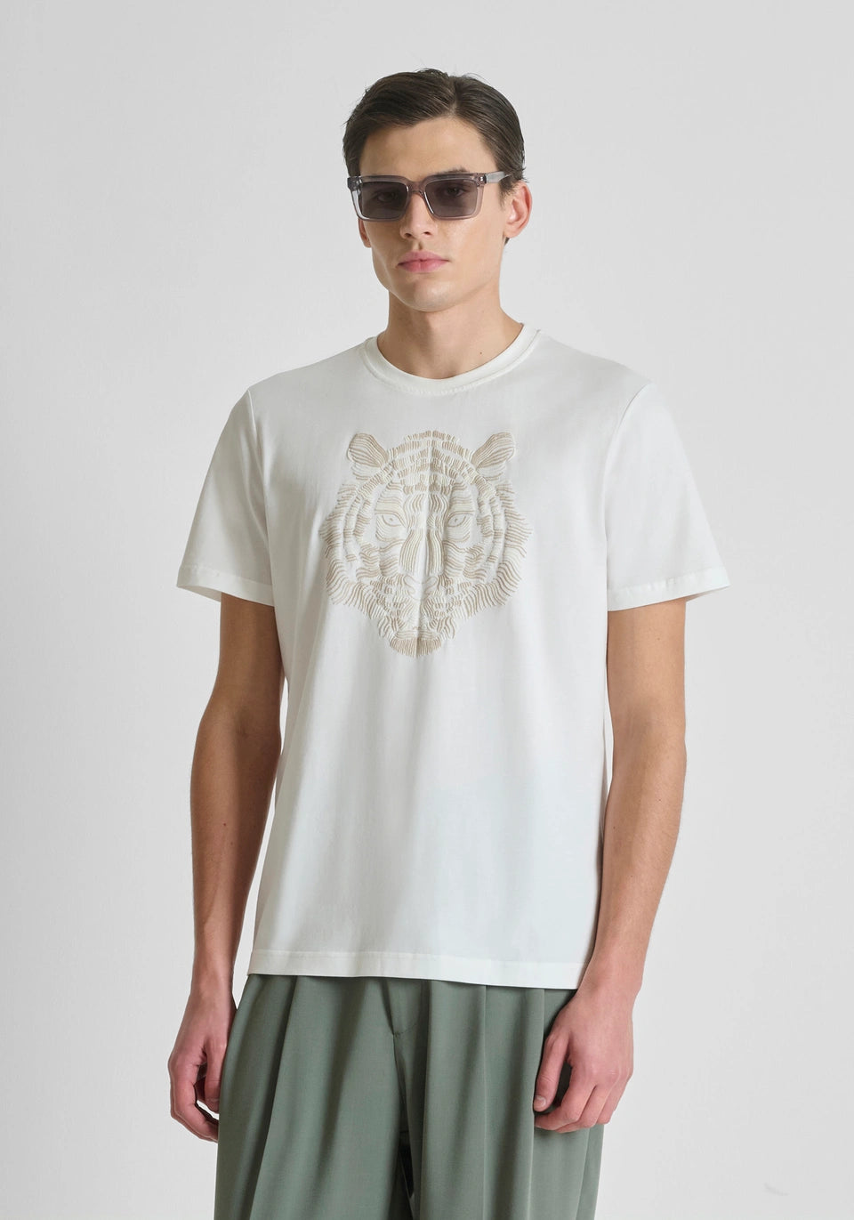 Clique Antony Morato regular fit cotton jersey T-shirt with print in cream, showcasing a casual and stylish design.