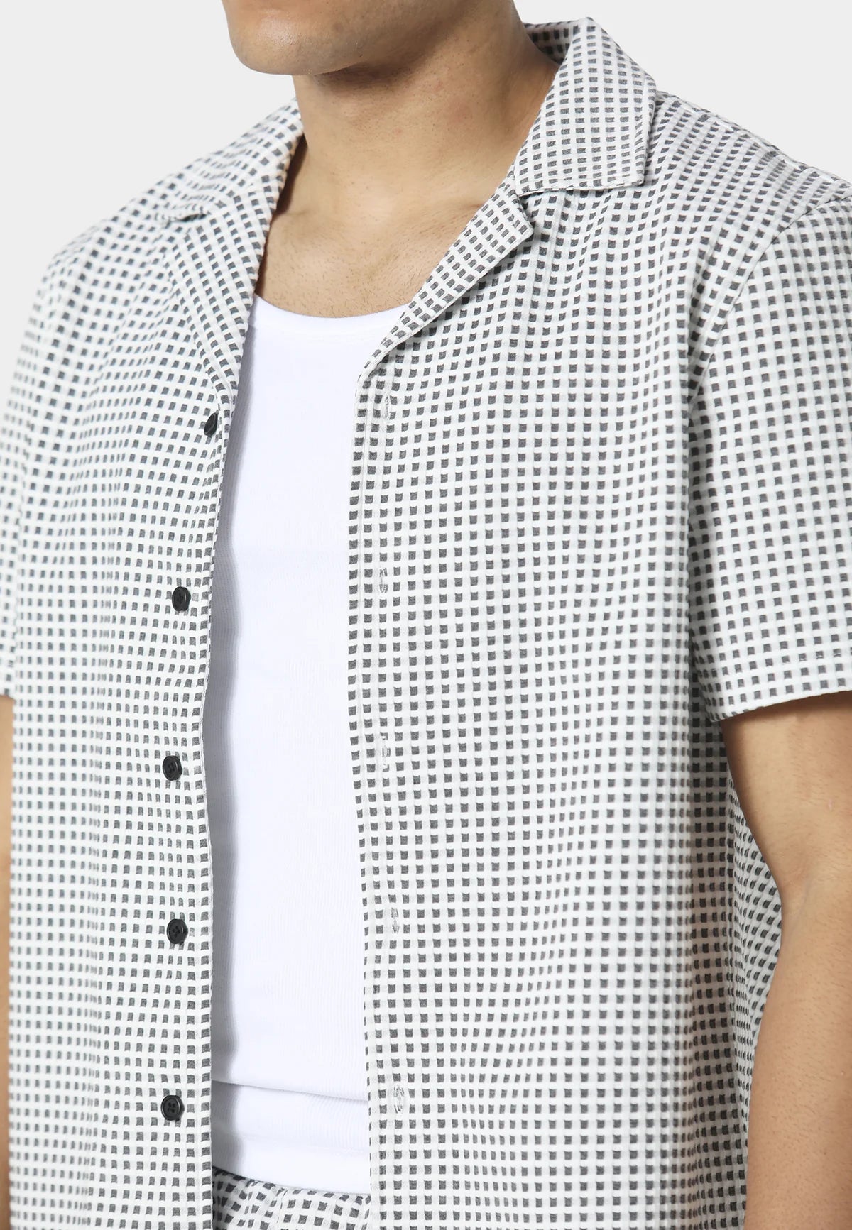 Clique 883POLICE Oshawa short sleeve shirt in cool grey, featuring a casual fit and stylish design, shown on a model.